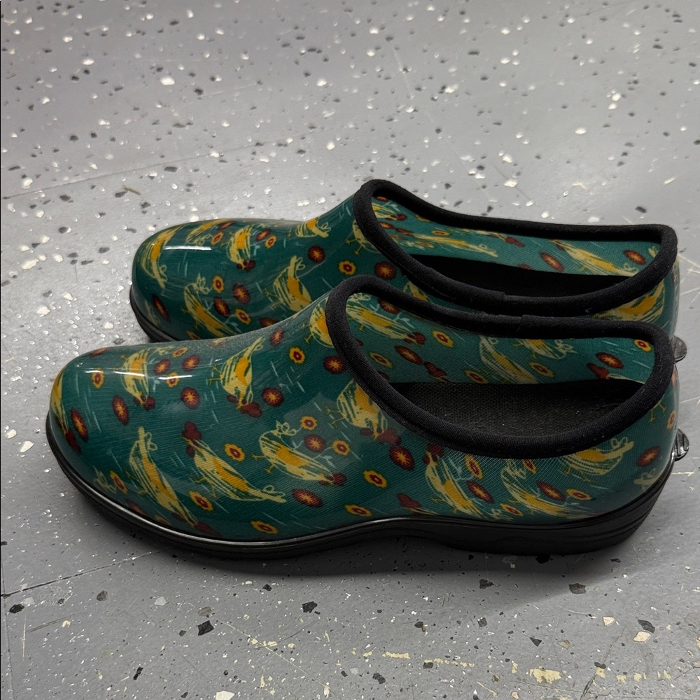 Nordside Green Garden Chicken Clogs - Picture 2 of 5